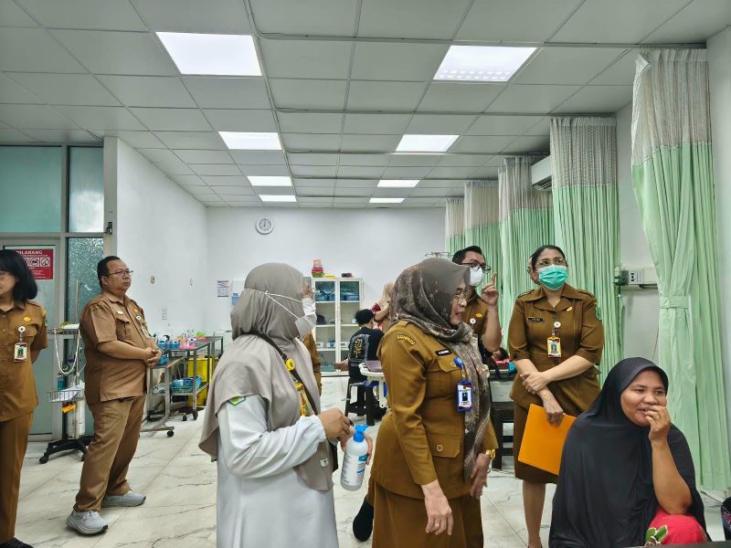 Direktur RSUD dr. H. Soemarno Sosroatmodjo Kuala Kapuas, dr. Delianae, bersama jajaran pejabat struktural melaksanakan pengawasan internal secara langsung di Instalasi Gawat Darurat (IGD)