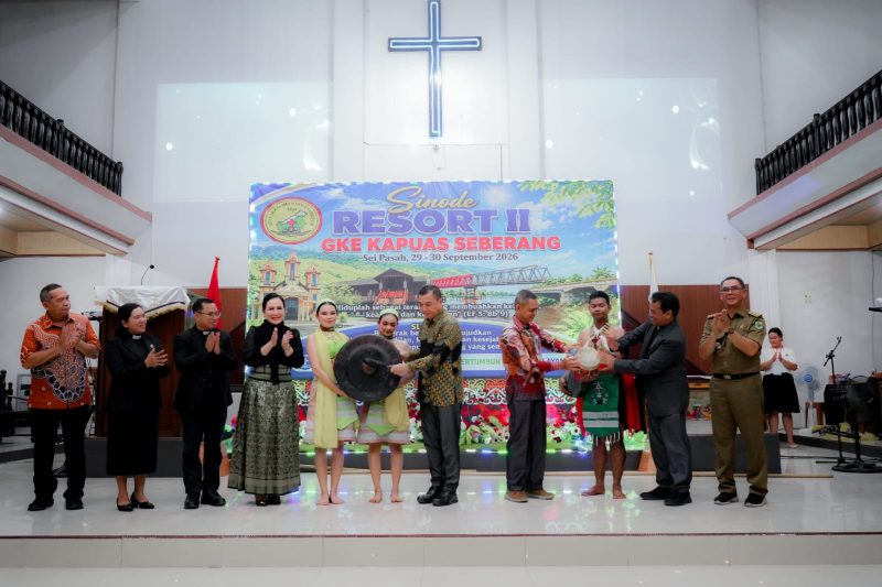 Wakil Bupati Kapuas Dodo saat membuka secara langsung Sinode Resort II GKE Kapuas Seberang yang dilaksanakan di Gedung Gereja GKE Sungei Pasah, Resort Kapuas Seberang
