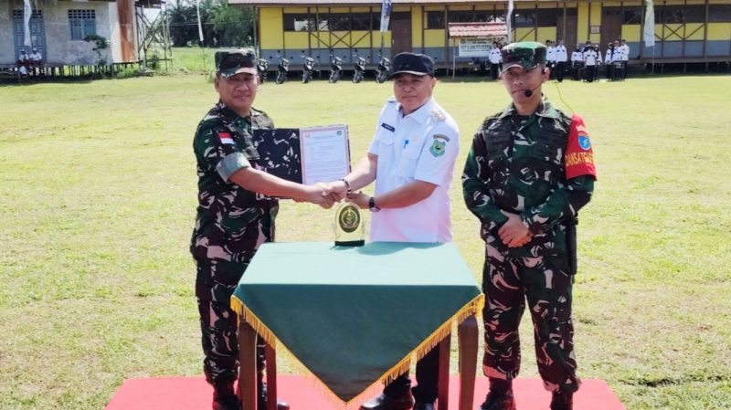 Kapoksahli Pangdam XII/Tanjungpura Brigjen TNI Nursyamsudin, Wakil Bupati Kapuas Dodo dan Dandim 1011/Kuala Kapuas, Letkol Inf Pamungkas Army Saputro di momen upacara penutupan TMMD Imbangan ke-124, Rabu (4/6/2025). 