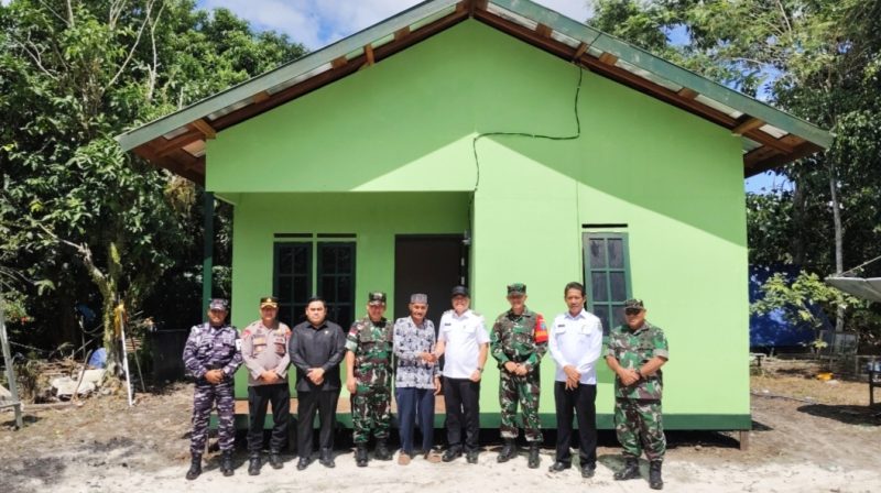 Muhadi (67) bersalaman dengan Wabup Kapuas Dodo, dan berfoto bersama di depan rumah nya yang telah dibedah TNI, saat peninjauan oleh Kapoksahli Pangdam XII/Tanjungpura Brigjen TNI Nursyamsudin, di momen penutupan TMMD Imbangan ke-124 Kodim Kuala Kapuas di Desa Lamunti Permai, Rabu (4/6/2025) 

