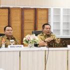 Bupati Kapuas H Muhammad Wiyatno didampingi Sekda Kapuas Usis I Sangkai menghadiri Audiensi sehubungan dengan Pelaksanaan KKN Mahasiswa Universitas Palangkaraya Periode Juli - Agustus 2025 di Kabupaten Kapuas, melalui Zoom Meeting, Selasa (10/6/2025).
