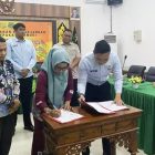 Kepala BKAD Kapuas Hj Marlina teken Perpanjangan Nota Kesepakatan (MuO) dengan Kejaksaan Negeri Kapuas dalam hal penanganan permasalahan hukum di bidang Perdata dan Tata Usaha Negara serta penyelamatan aset milik daerah, Kamis (19/6/2025) di Kantor Kejaksaan Negeri Kapuas.
