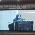 Juru Bicara Fraksi Golkar, Hj Rusyda saat menyampaikan sejumlah catatan saat Rapat Paripurna ke-12 DPRD Kapuas
