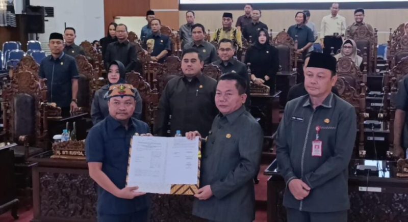 Bupati Kapuas, HM Wiyatno menerima enam Raperda yang telah disetujui oleh DPRD Kapuas, di Ruang Rapat Paripurna DPRD Kapuas, Jumat (4/7/2025).
