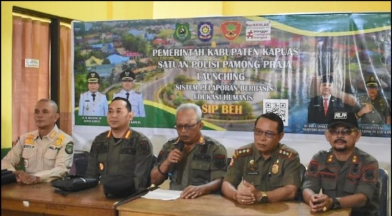 Kepala Satpol PP Kapuas, Syahrifin dan jajaran saat launching SIP BEH