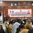 Sekretaris Daerah Kabupaten Kapuas, Usis I. Sangkai, memberikan sambutan sekaligus membuka secara resmi kegiatan Sosialisasi Pengajuan Usulan Hibah/Bansos melalui Sistem Informasi Pemerintahan Daerah (SIPD), di Aula Bapperida Kapuas, Selasa (2/12/2025).