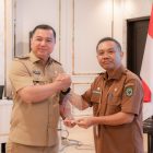 Wakil Bupati Kapuas, Dodo, saat memberikan penghargaan kepada Kabupaten Kapuas dengan predikat sangat baik di pengawasan eksternal Kabupaten Kota Se- Provinsi Kalimantan Tengah tahun 2025 pada Rapat Koordinasi Kearsipan Provinsi Kalimantan Tengah Tahun 2025 yang digelar di Aula Rumah Jabatan Bupati Kapuas, Selasa (02/12/2025).