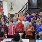 Wakil Bupati Kapuas, Dodo, bersama Komisi Pelayanan Bapak (KPB) Resort GKE Kuala Kapuas, saat menampilkan puji-pujian pada Ibadah dan Perayaan Natal Lansia Resort GKE Kuala Kapuas, di Gereja Sinta, Selasa (2/12/2025).