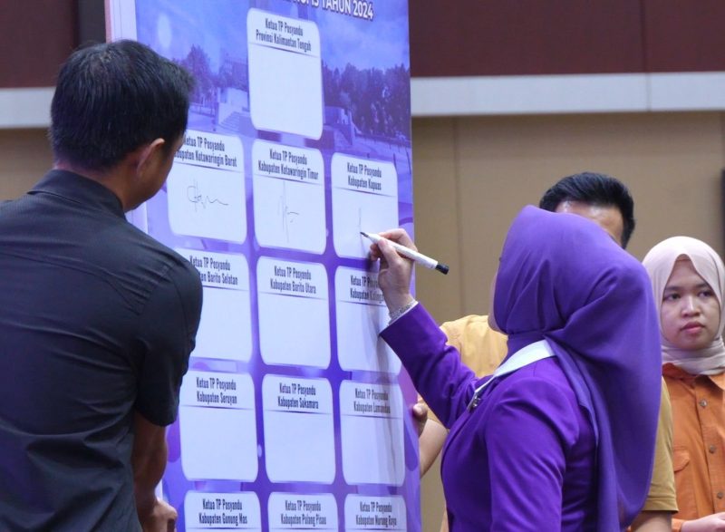 Ketua TP Posyandu Kabupaten Kapuas, Ny. Hj. Siti Saniah Wiyatno lakukan penandatanganan Komitmen Bersama Ketua TP Posyandu Se-Kalimantan Tengah pada Rapat Koordinasi TP Posyandu se-Kalimantan Tengah Tahun 2025 yang berlangsung di Aula Jayang Tingang, Palangkaraya, pada Senin (1/12/2025) malam