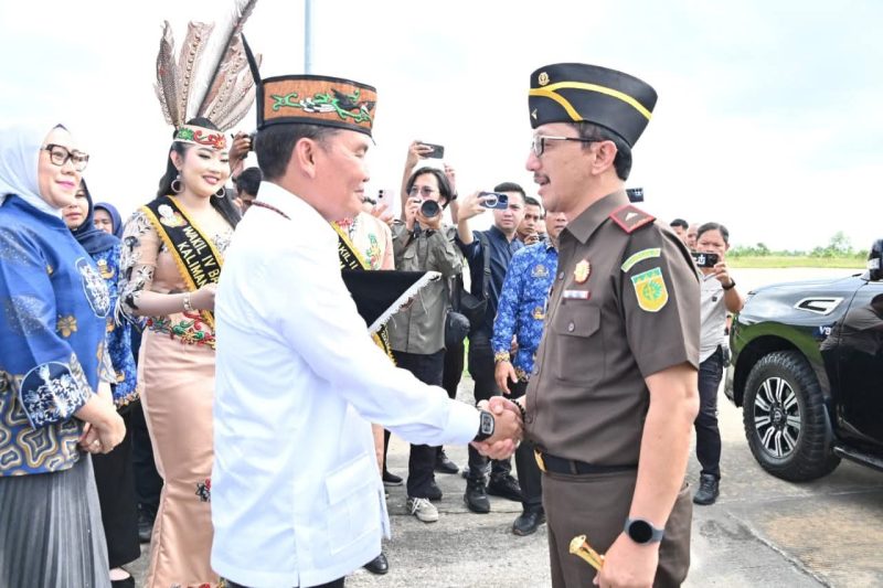 Gubernur Kalimantan Tengah (Kalteng) H Agustiar Sabran menyambut kedatangan Kajati Kalteng, Nurcahyo Jungkung Madyo di VIP Room Isen Mulang Bandara Tjilik Riwut Palangkaraya, Senin (1/12/2025) siang. (Foto : Biro Adpim Kalteng)