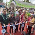 GUNTING PITA - Staf Ahli Bupati Kapuas Bidang Kemasyarakatan dan Sumber Daya Manusia (KSDM), Budi Kurnawan bersama Assistant Manager Transaksi Energi Listrik PLN UID Kalselteng, Rusda Basofi, gunting pita saat peresmian Program Tanggung Jawab Sosial dan Lingkungan (TJSL) bertajuk “Cahaya Sang Penimba Ilmu” di MIS Darul Huda, Desa Tamban Baru Tengah, Kecamatan Tamban Catur, Kabupaten Kapuas, Kamis (18/12/2025) pagi.