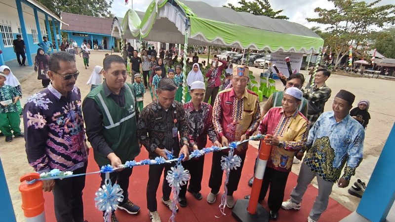 GUNTING PITA - Staf Ahli Bupati Kapuas Bidang Kemasyarakatan dan Sumber Daya Manusia (KSDM), Budi Kurnawan bersama Assistant Manager Transaksi Energi Listrik PLN UID Kalselteng, Rusda Basofi, gunting pita saat peresmian Program Tanggung Jawab Sosial dan Lingkungan (TJSL) bertajuk “Cahaya Sang Penimba Ilmu” di MIS Darul Huda, Desa Tamban Baru Tengah, Kecamatan Tamban Catur, Kabupaten Kapuas, Kamis (18/12/2025) pagi.