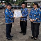 Bupati Kapuas HM Wiyatno SP menyerahkan penghargaan secara simbolis diterima oleh Plt Kadinkes, dr. H. Ahmad Haspiani, M.M.Kes.
