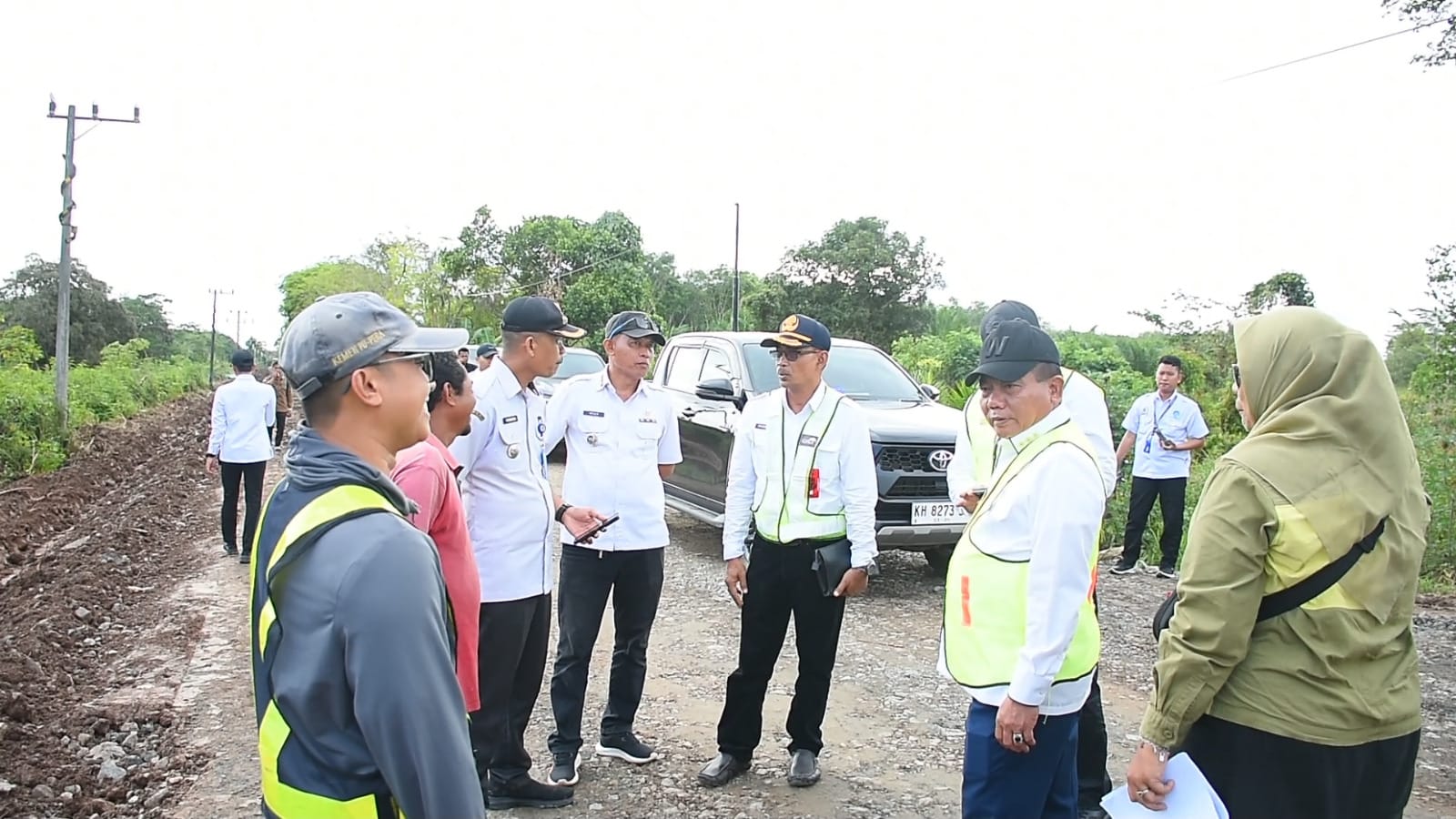 Bupati Kapuas HM Wiyatno didampingi Sekda Kapuas Usis I Sangkai dan Kepala Dinas PUPR Hargatin melakukan peninjauan langsung terhadap progres pekerjaan rekonstruksi jalan Simpang Palingkau – Penda Ketapi – Saka Tamiang serta ruas jalan Mandomai – Mantangai – Timpah, Rabu (22/10/2025).