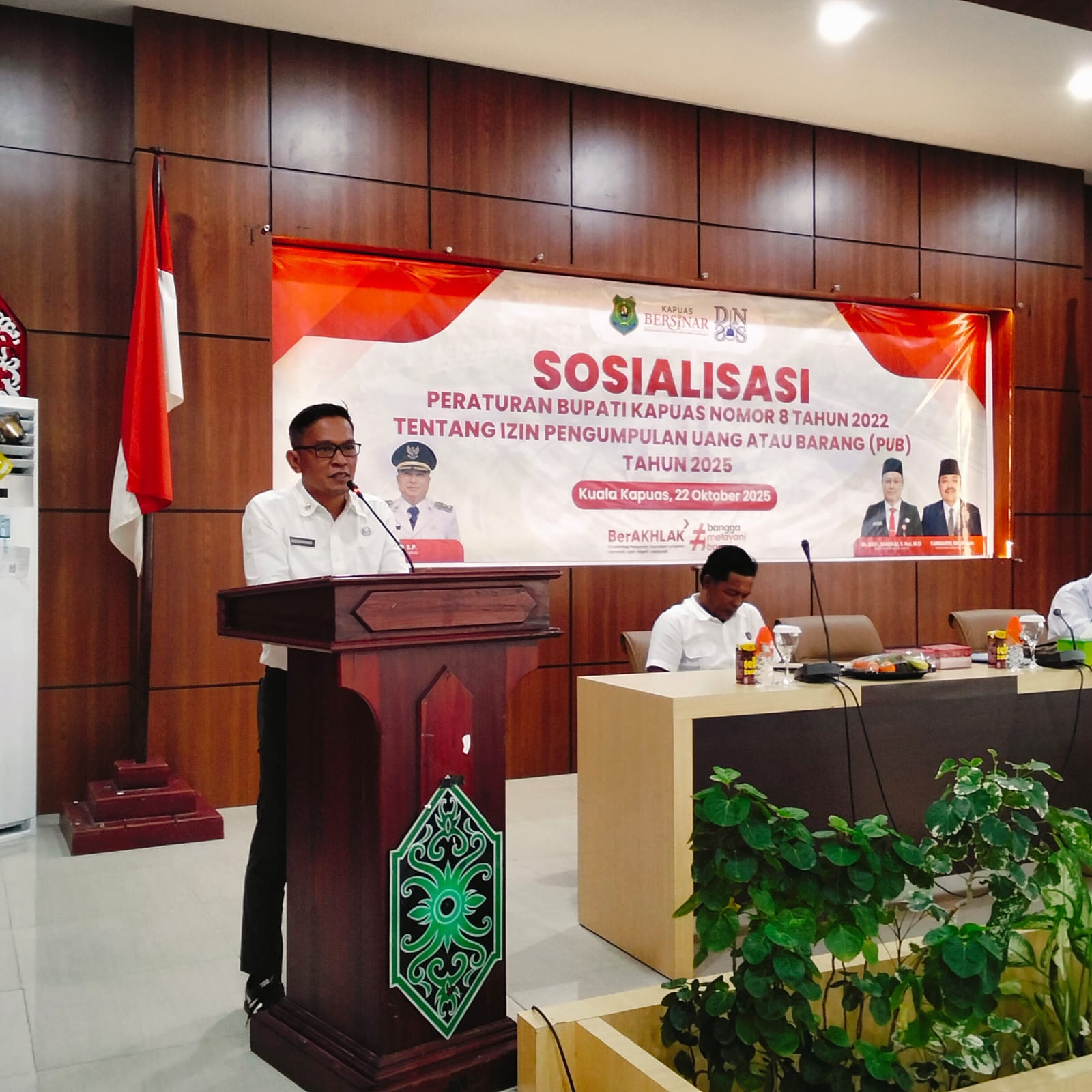 Sahli Bupati Kapuas Bidang KSDM Budi Kurniawan saat membacakan sambutan tertulis Bupati Kapuas di Aula Bapperida Kapuas, Rabu (22/10/2025).