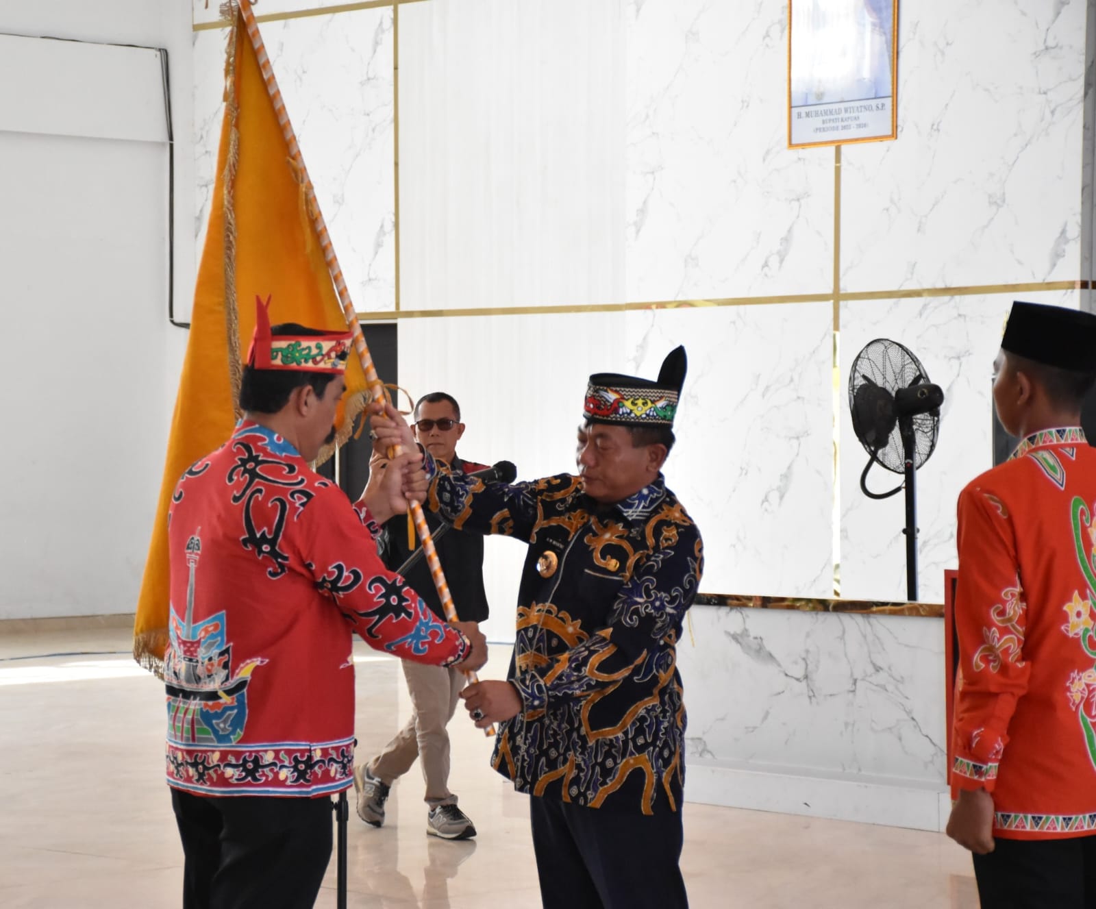 Bupati Kapuas, H.M. Wiyatno menyerahkan bendera kontingen Kabupaten Kapuas kepada Kepala Badan Kesbangpol, Yunabut, selaku ketua kontingen bertempat di Hall Rujab Bupati Kapuas, Kamis (23/10/2025).