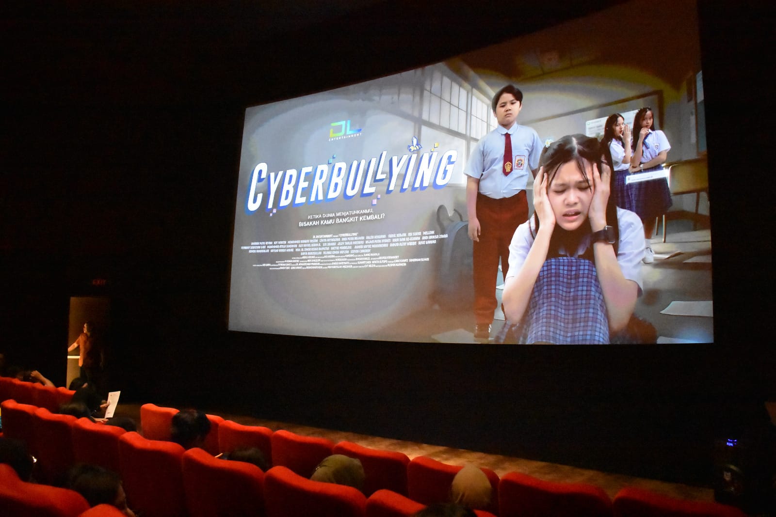 Bupati Kapuas HM Wiyatno didampingi Ketua TP PKK Kapuas Hj Siti Saniah Wiyatno menghadiri kegiatan Sosialisasi Penguatan Pendidikan Karakter melalui Media Film berjudul “Cyberbullying” yang berlangsung di Studio XXI Citimall Kapuas, Kamis (23/10/2025).