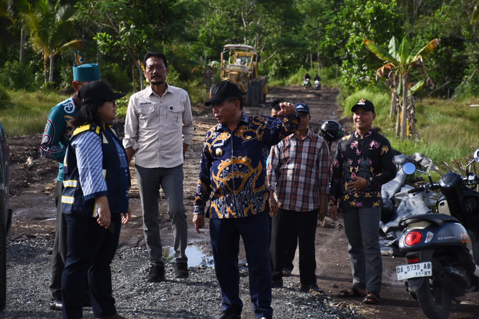 Bupati Kapuas HM Wiyatno didampingi Kepala Dinas PUPR Hargatin melakukan peninjauan langsung terhadap progres pekerjaan rekonstruksi jalan di Kecamatan Bataguh dan Tamban Catur, Kamis (23/10/2025).