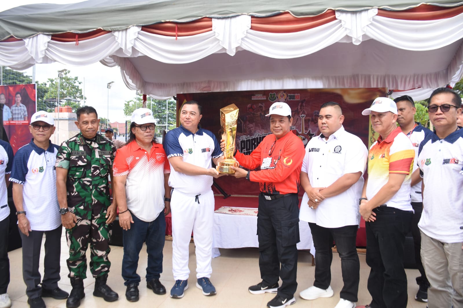 Wakil Bupati Kapuas Dodo menyerahkan piala bergilir kepada Camat Selat yang berhasil meraih Juara Umum PORKAB XII Kapuas Tahun 2025, bertempat di Stadion Panunjung Tarung, Senin (27/10/2025).