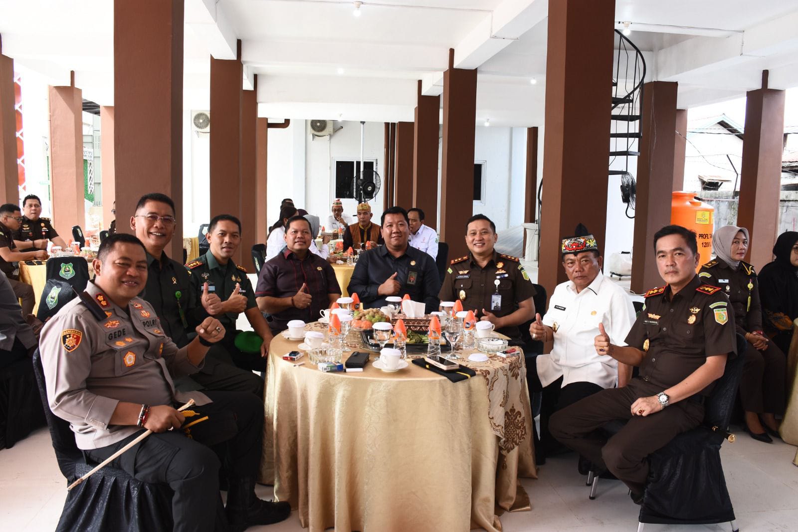 Bupati Kapuas HM Wiyatno berfoto bersama usai menyambut hangat kedatangan Rede Satya Parsaoran sebagai Kajari Kapuas yang baru di Halaman Kantor Kejari Kapuas, Rabu (29/10/2025).