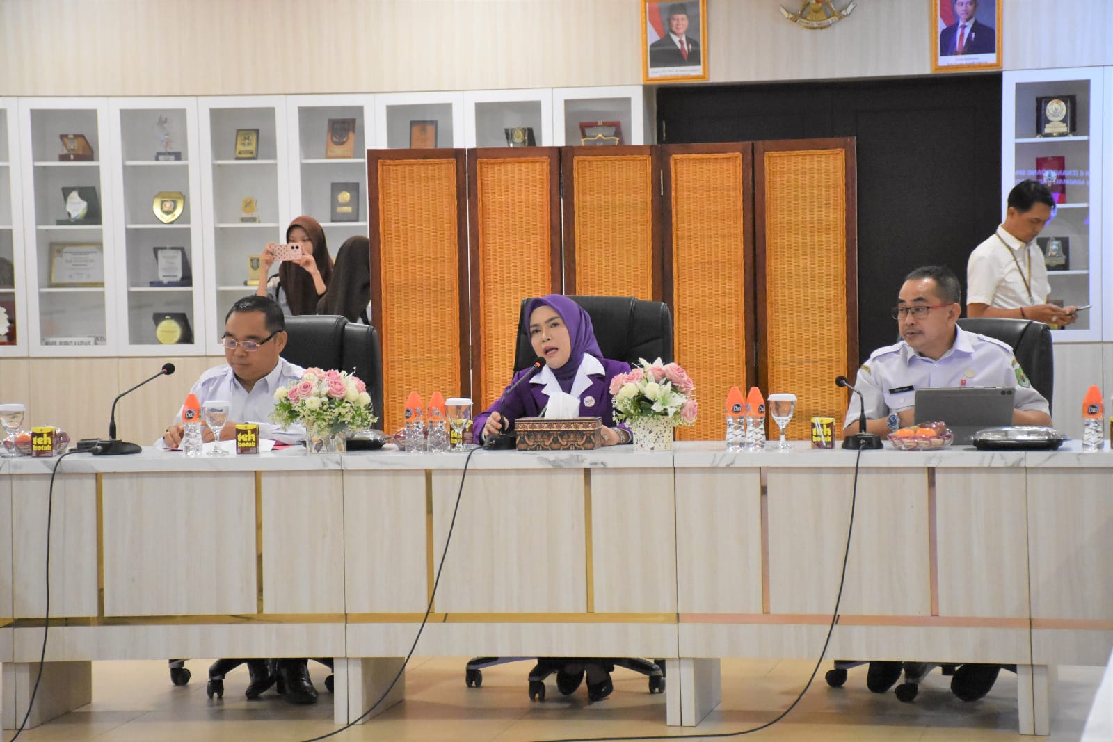 Ketua Tim Pembina Posyandu Kabupaten Kapuas Hj Siti Saniah Wiyatno saat membuka secara resmi Rapat Koordinasi Tim Pembina Posyandu Tingkat Kabupaten Kapuas Tahun 2025, di Ruang Rapat Rumah Jabatan Bupati Kapuas, Rabu (29/10/2025).