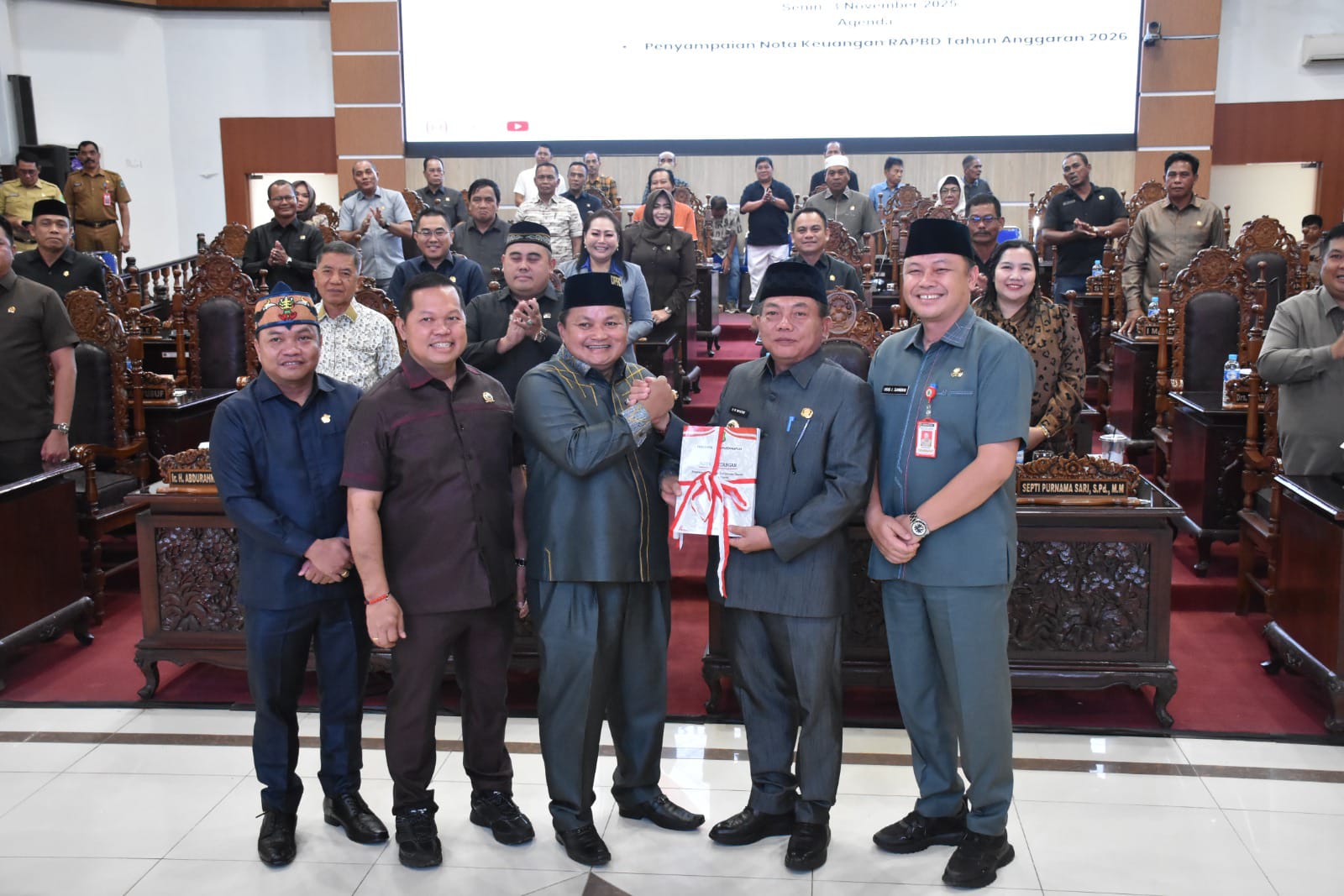 Bupati Kapuas HM Wiyatno menghadiri Rapat Paripurna ke-5 Masa Persidangan III Tahun Sidang 2025 DPRD Kabupaten Kapuas di Ruang Rapat Paripurna DPRD Kapuas, Senin (3/11/2025).