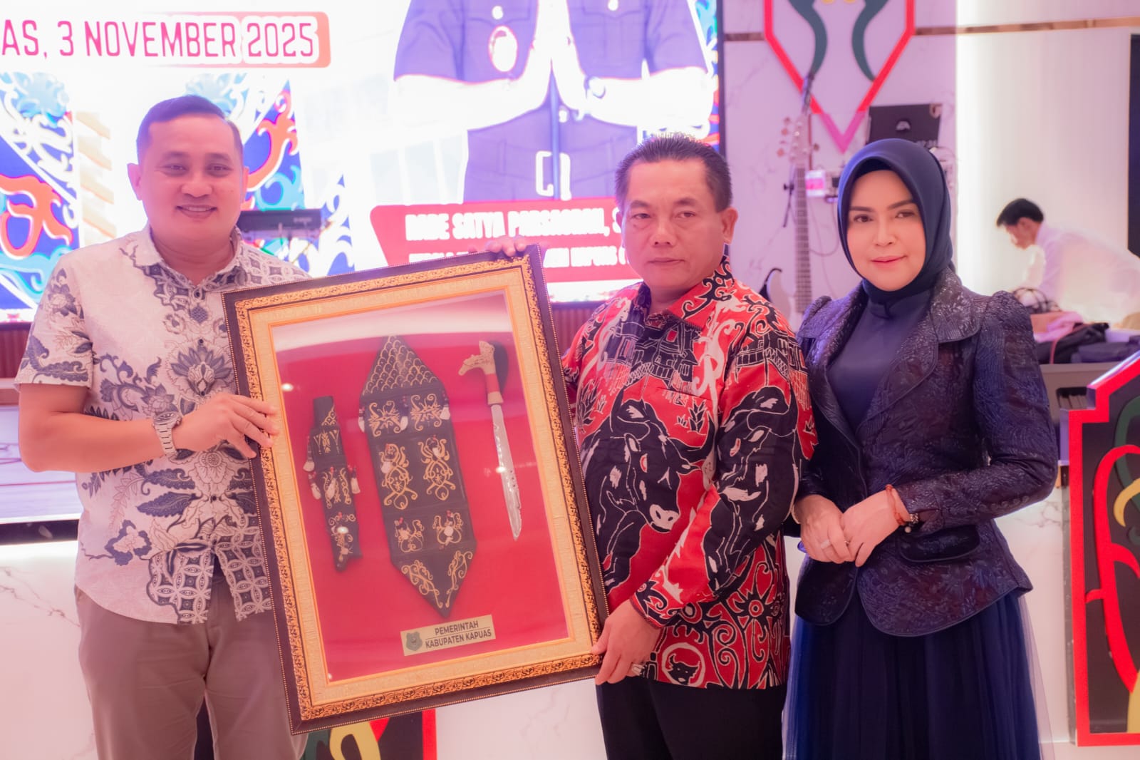 Bupati Kapuas HM Wiyatno bersama Ketua TP PKK Kabupaten Kapuas Hj Siti Saniah Wiyatno saat memberikan cinderamata kepada Lutchas Rohman pada acara kenal pamit Kepala Kejaksaan Negeri Kapuas Tahun 2025, di Rumah Jabatan Bupati Kapuas, Senin malam (3/11/2025). 