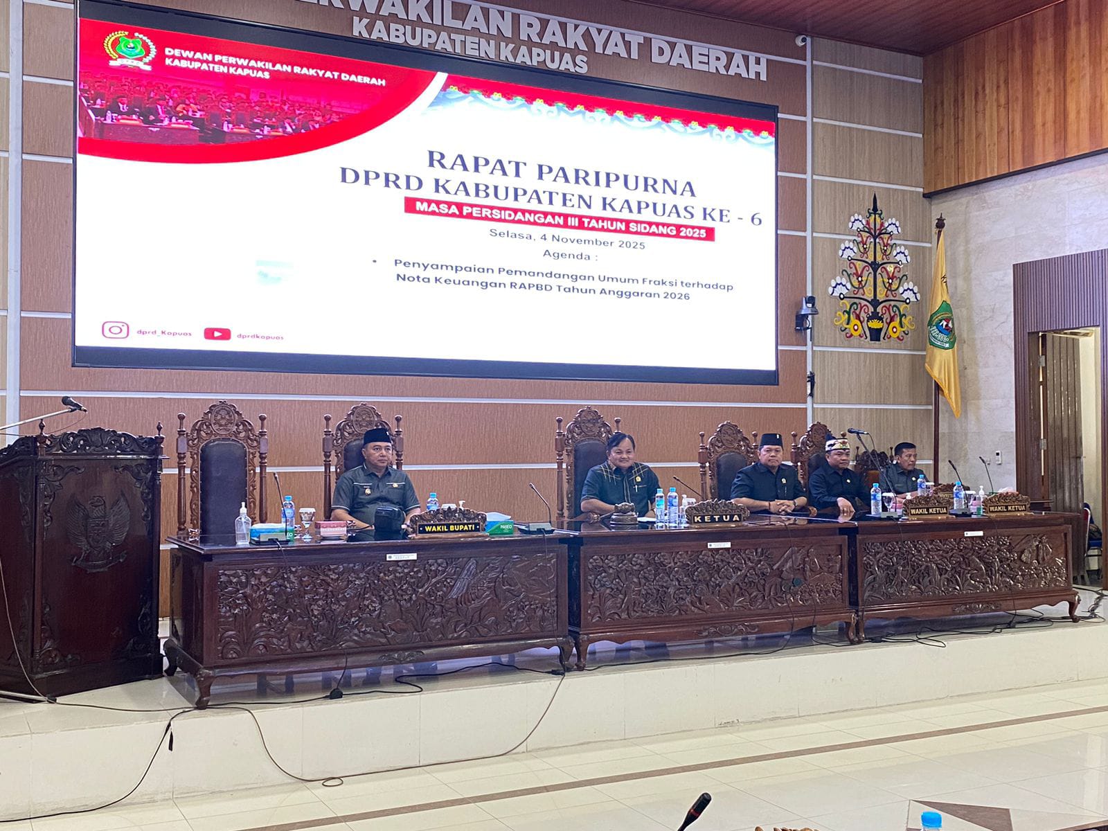 Wakil Bupati Kapuas Dodo menghadiri Rapat Paripurna DPRD Kabupaten Kapuas ke-6 masa persidangan III tahun sidang 2025, bertempat di ruang rapat paripurna DPRD Kapuas, Selasa (4/11/2025)