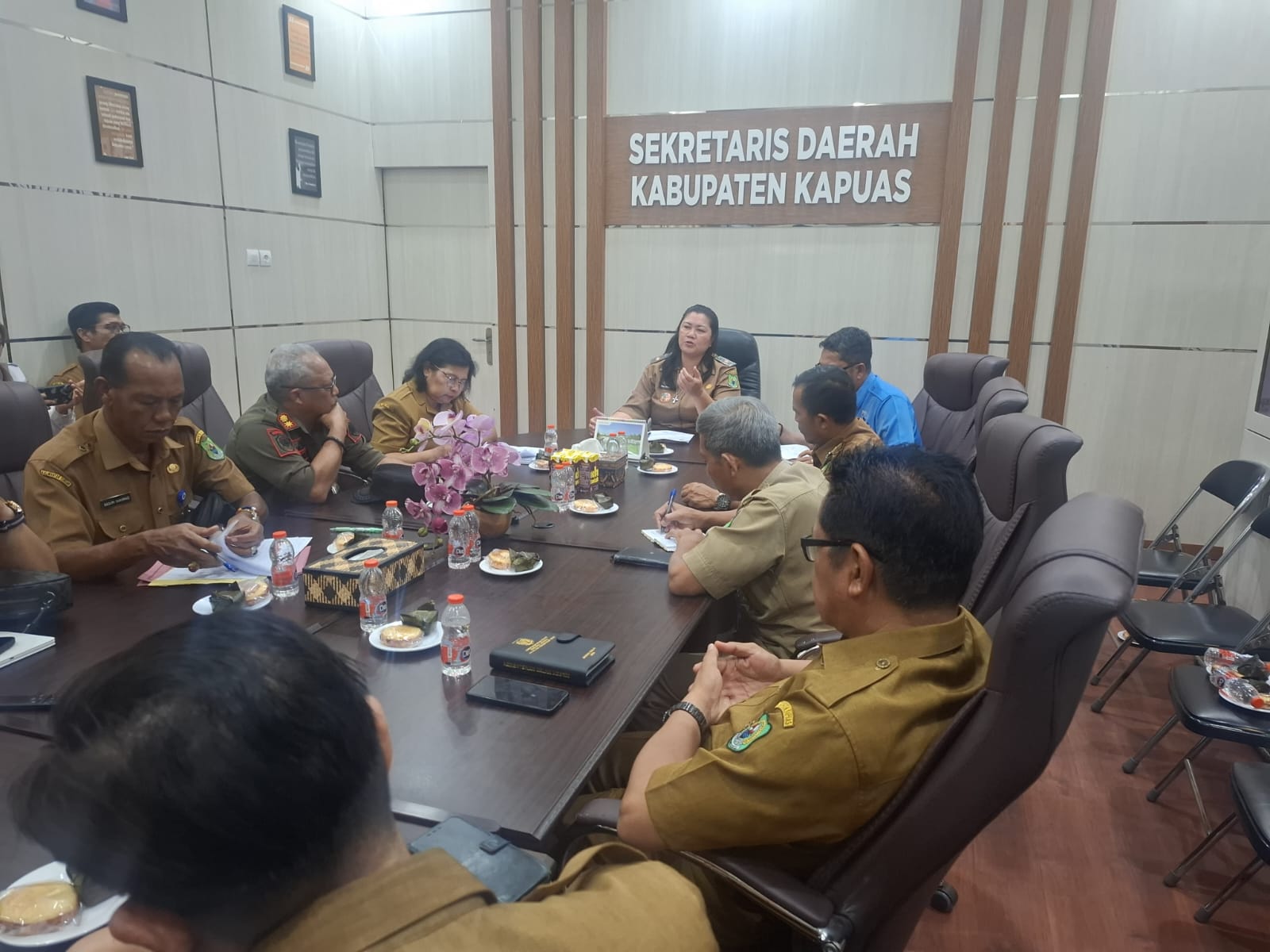 Asisten II Setda Kapuas Kusmiatie memimpin Rapat Koordinasi Pemungutan Retribusi Pelayanan Persampahan di Ruang Rapat Sekda Kapuas, Selasa (4/11/2025).