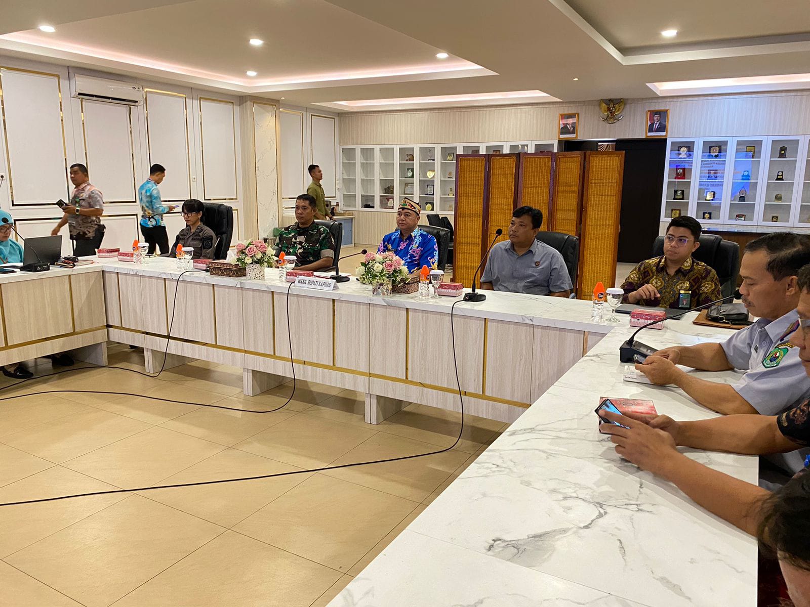 Wakil Bupati Kapuas, Dodo, memimpin Rakor Satgas Penanganan Masalah Perempuan dan Anak tingkat Kabupaten Kapuas yang berlangsung di Ruang Rapat Rumah Jabatan Bupati Kapuas, Kamis (6/11/2025).