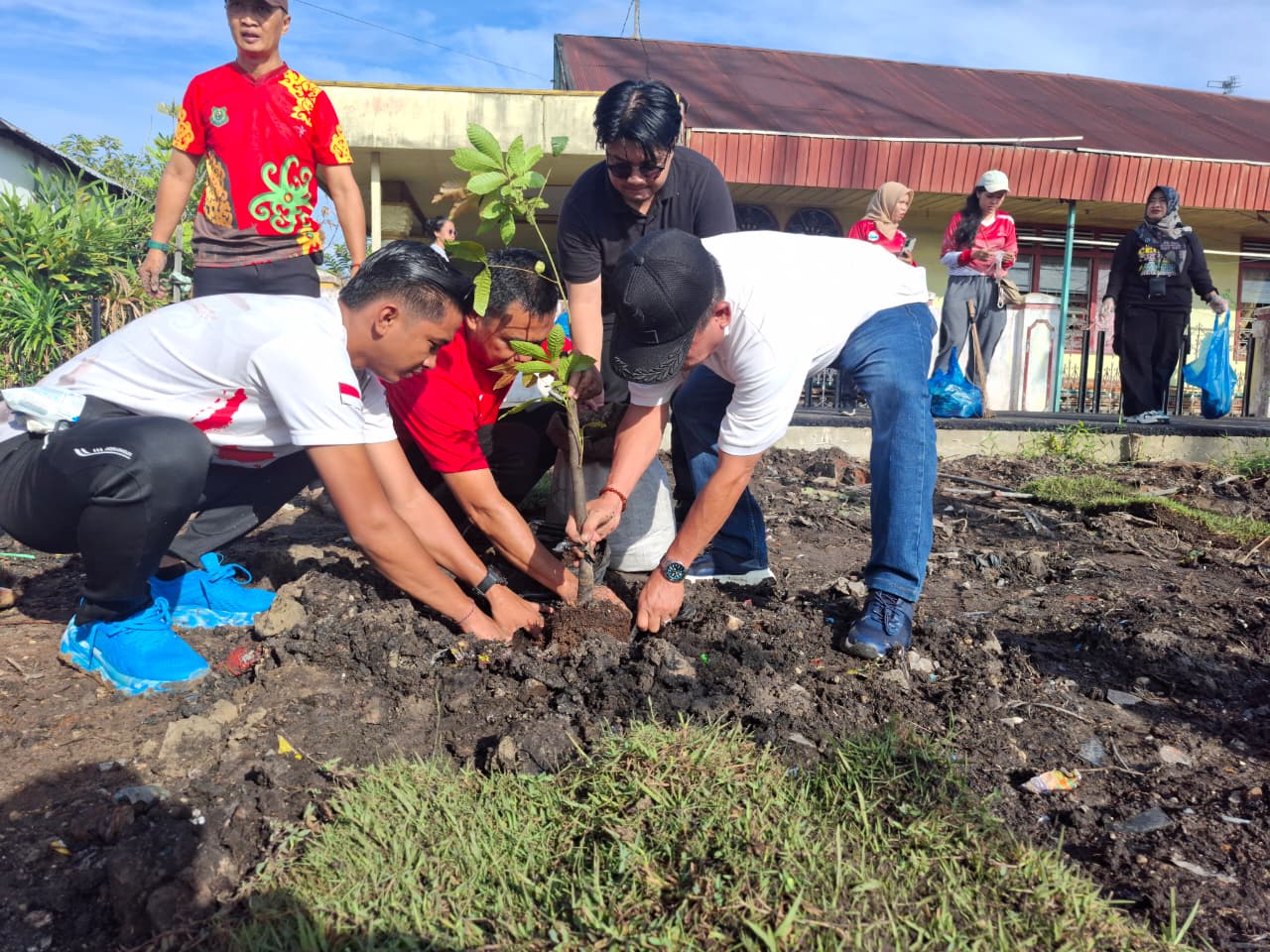 Bupati Kapuas H Muhammad Wiyatno menanam pohon di kawasan Ruang Terbuka Hijau (RTH) samping Rumah Jabatan Bupati Kapuas dalam rangka kegiatan Jumat Bersih dan Hijau Tahun 2025, Jumat (7/11/2025) pagi.