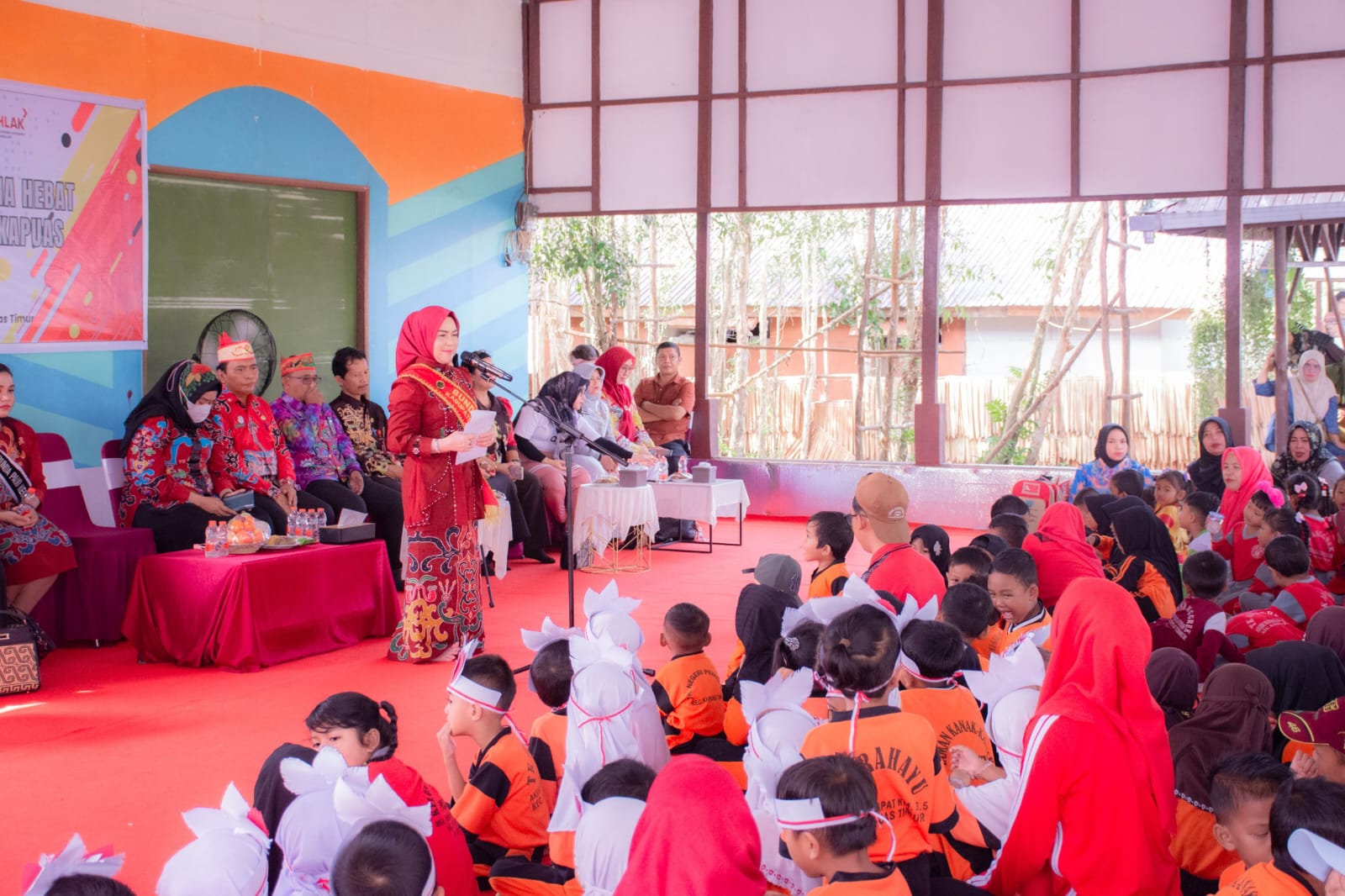 Bunda PAUD Kabupaten Kapuas Hj. Siti Saniah Wiyatno saat memberikan sambutan pada kegiatan Sosialisasi Tujuh Kebiasaan Anak Indonesia Hebat bagi Satuan Pendidikan Anak Usia Dini se-Kecamatan Kapuas Timur, bertempat di D Silva Cafe & Resto di Kapuas pada Jumat (7/11/2025).