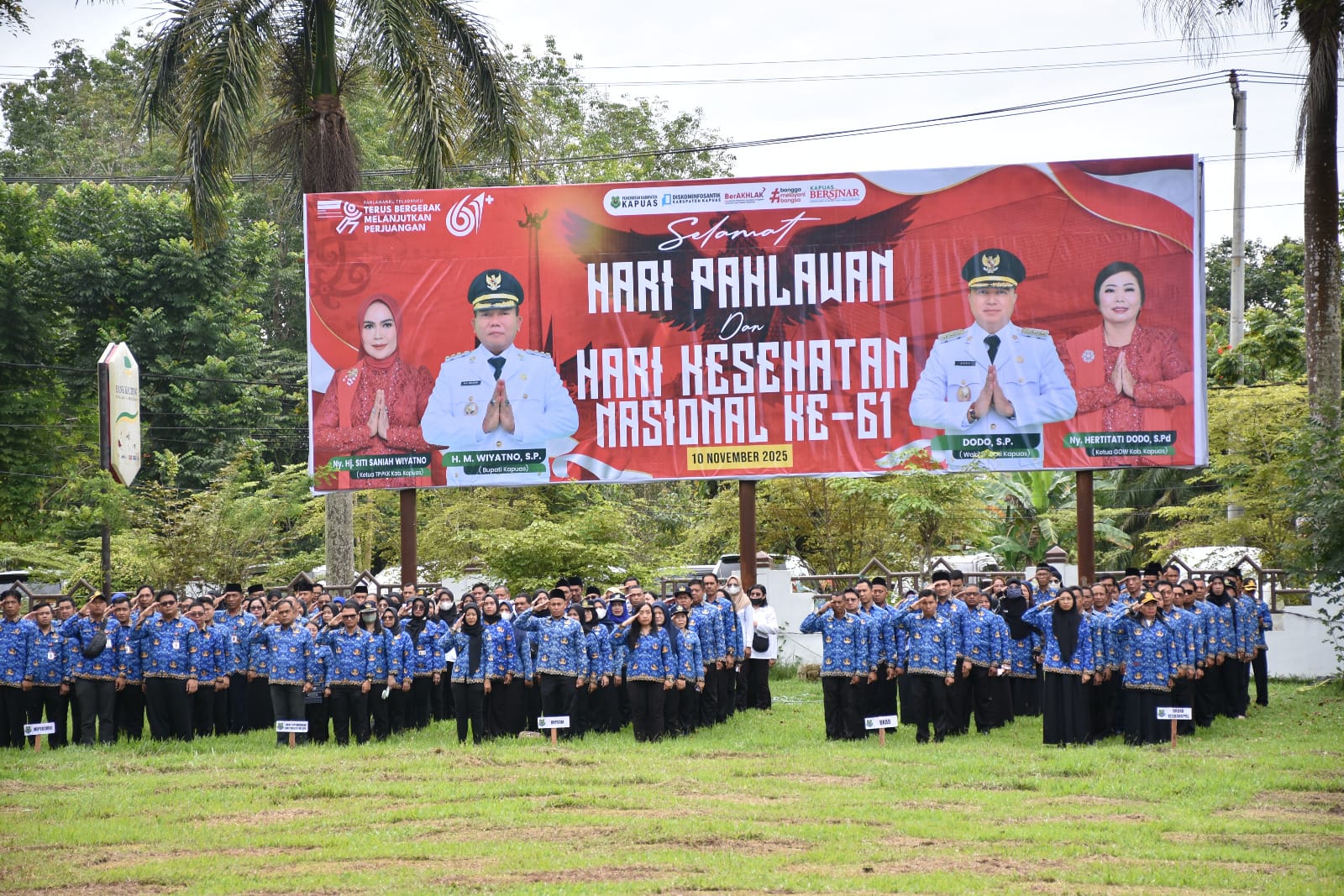 Bupati Kapuas HM Wiyatno bertindak sebagai Inspektur Upacara Peringatan Hari Pahlawan dan Hari Kesehatan Nasional (HKN) ke-61 Tahun 2025, bertempat di Halaman Kantor Bupati Kapuas, Senin (10/11/2025).