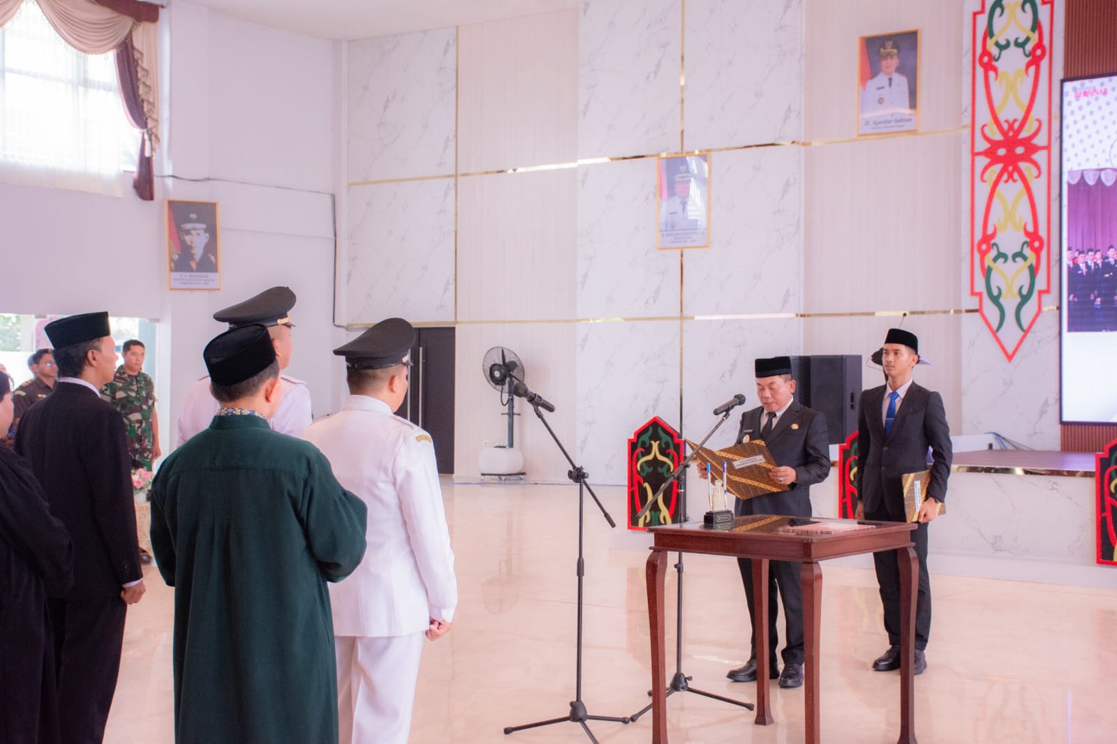 Bupati Kapuas HM Wiyatno saat melantik dan pengambilan sumpah/janji 71 Aparatur Sipil Negara (ASN) di Hall Rumah Jabatan Bupati Kapuas, Senin (10/11/2025) siang.