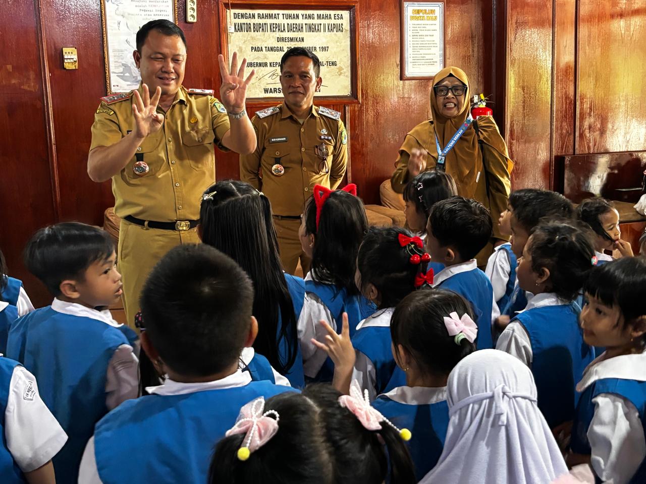 Sekda Kapuas, Usis I Sangkai, menyambut dengan hangat kunjungan Studi Wisata Taman Kanak-Kanak (TK) Negeri Pembina Kuala Kapuas ke Kantor Pemerintah Daerah Kabupaten Kapuas, Selasa (11/11/2025).