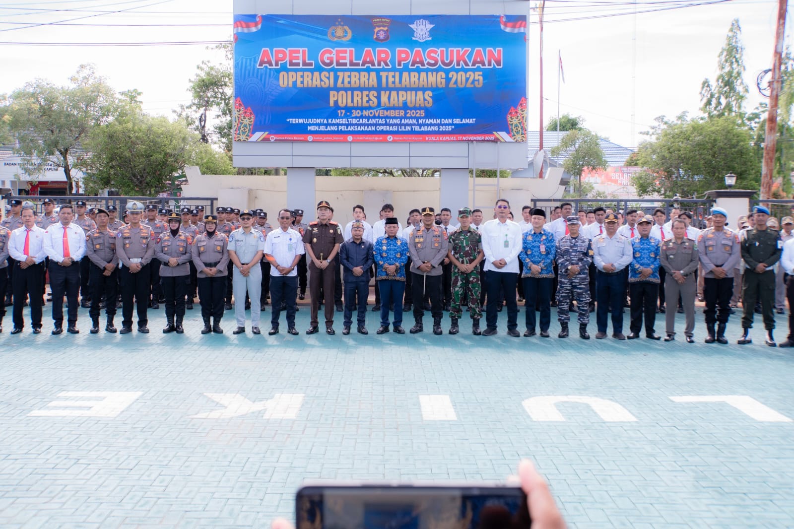 Bupati Kapuas, HM Wiyatno, menghadiri Apel Gelar Pasukan Operasi Zebra Telabang 2025 yang digelar di halaman Mapolres Kapuas, Senin (17/11/2025).