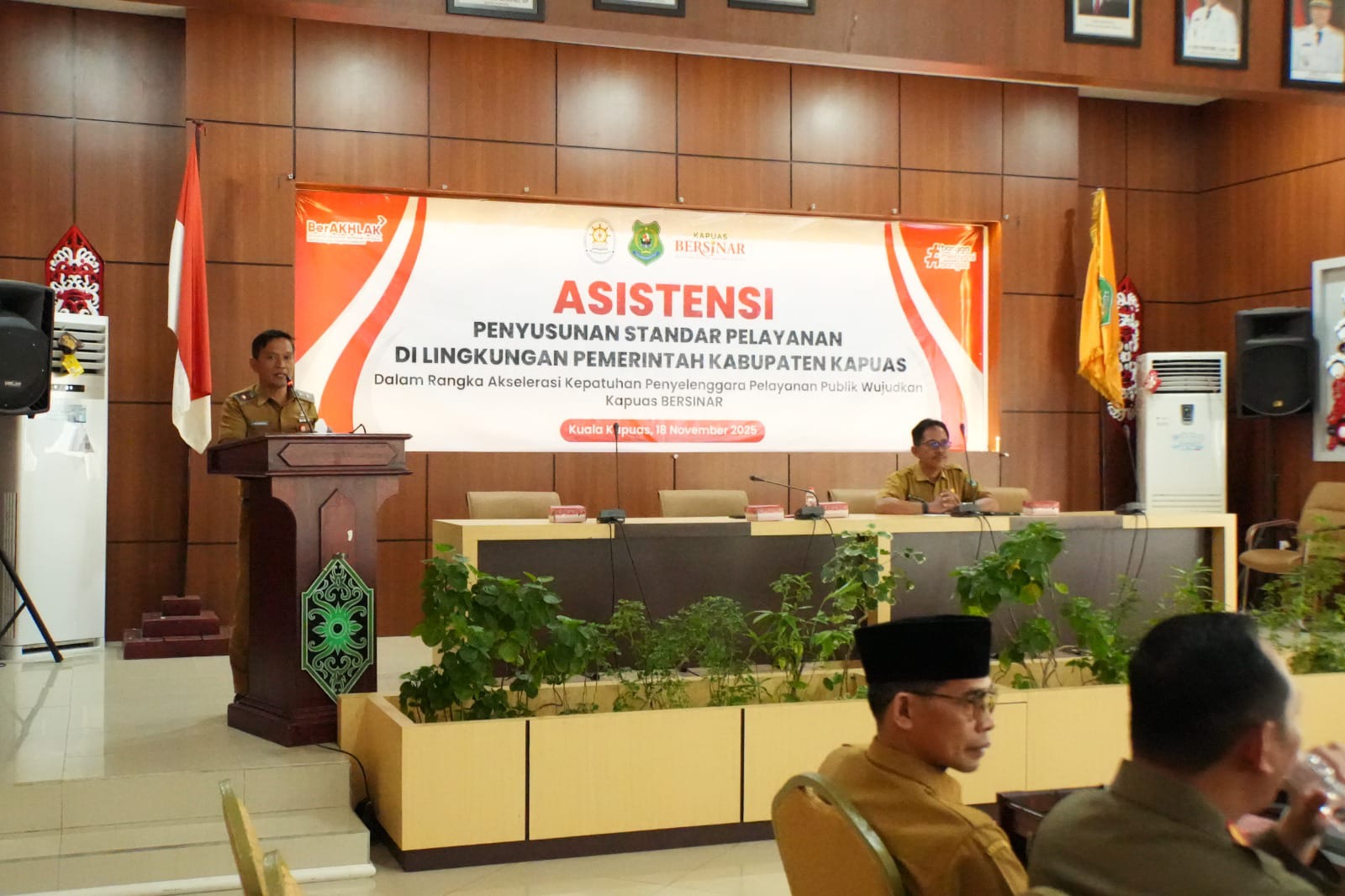 Staf Ahli Bupati Bidang KSDM Budi Kurniawan membuka secara resmi Kegiatan Asistensi Penyusunan Standar Pelayanan di lingkungan Pemerintah Kabupaten Kapuas, bertempat di Aula Bapperida Kapuas, Selasa (18/11/2025).