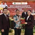 Staf Ahli Bupati Bidang Kemasyarakatan dan Sumber Daya Manusia (KSDM), Budi Kurniawan, atas nama pemerintah daerah menerima cinderamata dari Persatuan Perawat Nasional Indonesia (PPNI) Kabupaten Kapuas, di Aula Bapperida Kabupaten Kapuas, Kamis (12/2/2026).