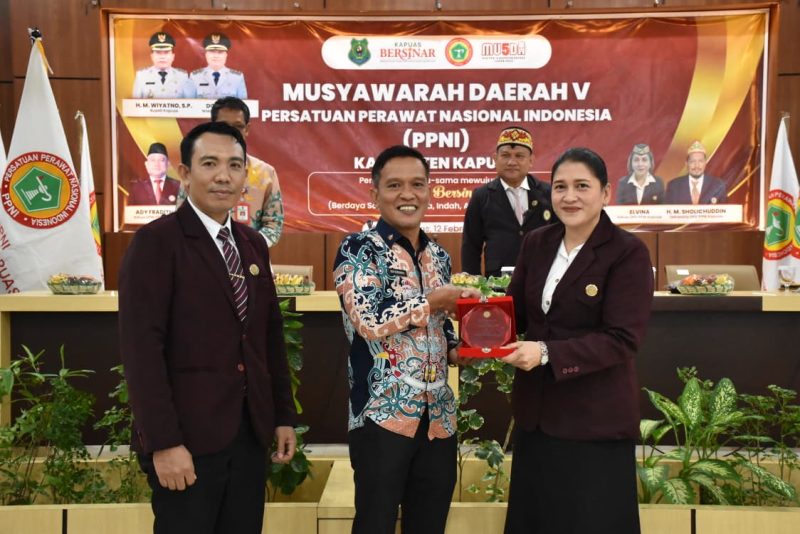 Staf Ahli Bupati Bidang Kemasyarakatan dan Sumber Daya Manusia (KSDM), Budi Kurniawan, atas nama pemerintah daerah menerima cinderamata dari Persatuan Perawat Nasional Indonesia (PPNI) Kabupaten Kapuas, di Aula Bapperida Kabupaten Kapuas, Kamis (12/2/2026).