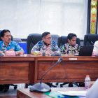 Staf Ahli Bupati Kapuas Bidang Kemasyarakatan dan SDM Budi Kurniawan menghadiri Rapat Dengar Pendapat Komisi I DPRD Kabupaten Kapuas terkait Alokasi Dana Desa Tahun Anggaran 2026 di Ruang Rapat Gabungan DPRD Kapuas, Kamis (12/2/2026).