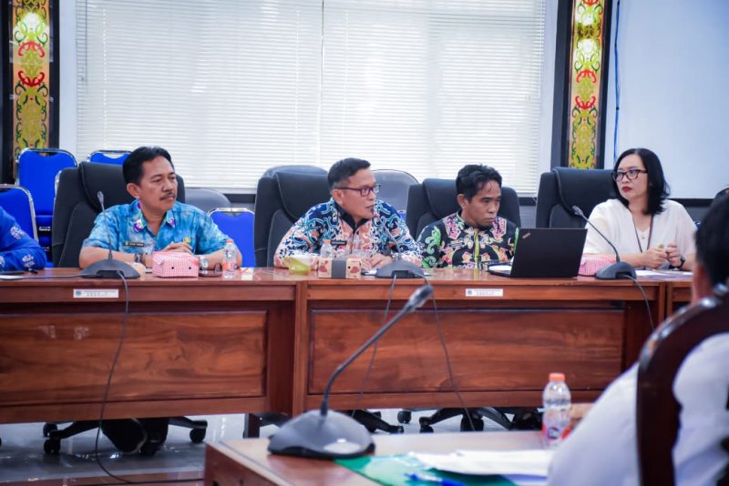 Staf Ahli Bupati Kapuas Bidang Kemasyarakatan dan SDM Budi Kurniawan menghadiri Rapat Dengar Pendapat Komisi I DPRD Kabupaten Kapuas terkait Alokasi Dana Desa Tahun Anggaran 2026 di Ruang Rapat Gabungan DPRD Kapuas, Kamis (12/2/2026).