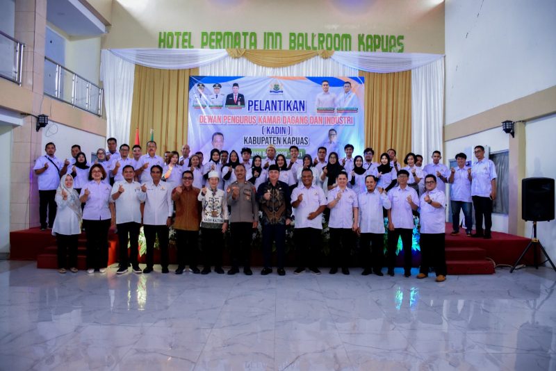 Wakil Bupati Kapuas Dodo saat berfoto bersama usai Pelantikan Pengurus Kamar Dagang dan Industri (KADIN) Kabupaten Kapuas Masa Bakti 2026–2031 yang dilaksanakan di Ballroom Permata Inn Kapuas, Jumat (13/2/2026).