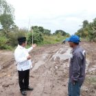 Bupati Kapuas meninjau langsung kondisi infrastruktur jalan di wilayah Desa Terusan, Kecamatan Bataguh, Jumat (13/2/2026)