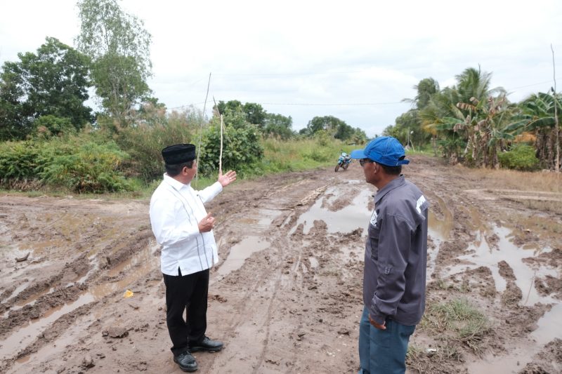 Bupati Kapuas meninjau langsung kondisi infrastruktur jalan di wilayah Desa Terusan, Kecamatan Bataguh, Jumat (13/2/2026)