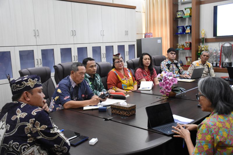 Sekretaris Daerah Kabupaten Kapuas, Usis I Sangkai, saat memimpin Rapat Koordinasi Pemanfaatan dan Pengelolaan New Site Development (NSD) dan Rumah Susun (Rusun), bertempat di Ruang Rapat Sekda Kapuas, Kamis (19/02/2026).