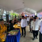 Bupati Kapuas HM Wiyatno didampingi Ketua KADIN Kapuas Supenpri meninjau pasar Ramadan di area Stadion Panunjung Tarung Kapuas, Kamis (19/2/2026)