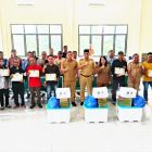 Foto bersama Wakil Bupati Kapuas, Dodo didampingi Kalaksa BPBD, Pangeran S Pandiangan usai penyerahan bantuan kepada korban bencana kebakaran permukiman dan angin puting beliung, Senin (23/2/2026) pagi. 