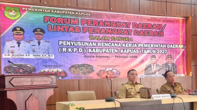 Wabup Kapuas Dodo didampingi Kepala Bapperida Ahmad Muhammad Saribi saat kegiatan Forum Perangkat Daerah / Lintas Perangkat Daerah dalam rangka penyusunan RKPD 2027, di Aula Bapperida Kapuas, Senin (23/2/2026).