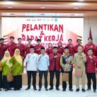 Staf Ahli Bupati Kapuas Bidang Kemasyarakatan dan Sumber Daya Manusia (KSDM) Budi Kurniawan berfoto bersama usai menghadiri Pelantikan PC IMM Kapuas dan Komisariat KH Fakih Usman, di Aula Dinas Pendidikan Kabupaten Kapuas, Minggu (1/3/2026).