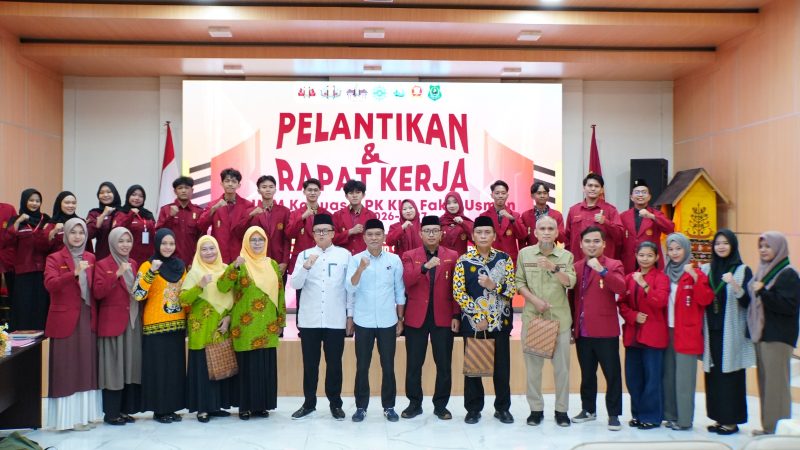 Staf Ahli Bupati Kapuas Bidang Kemasyarakatan dan Sumber Daya Manusia (KSDM) Budi Kurniawan berfoto bersama usai menghadiri Pelantikan PC IMM Kapuas dan Komisariat KH Fakih Usman, di Aula Dinas Pendidikan Kabupaten Kapuas, Minggu (1/3/2026).